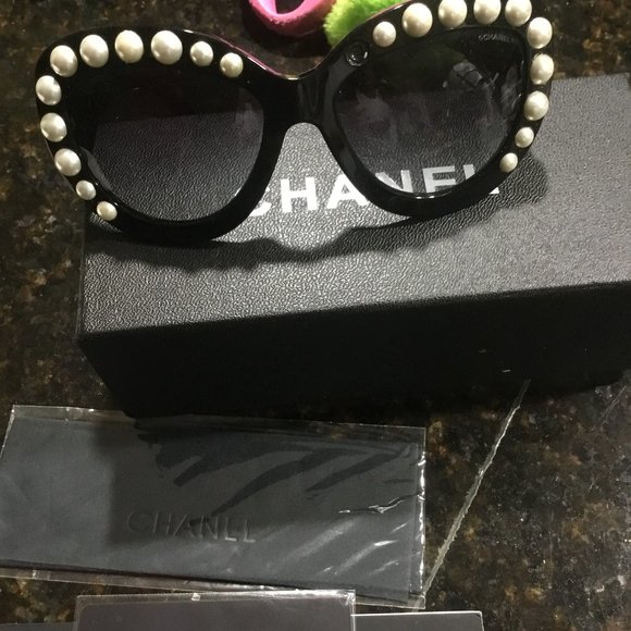 Chanel Pearl Black Runway Sunglasses Rare. In original case and box. - Picture 1 of 5